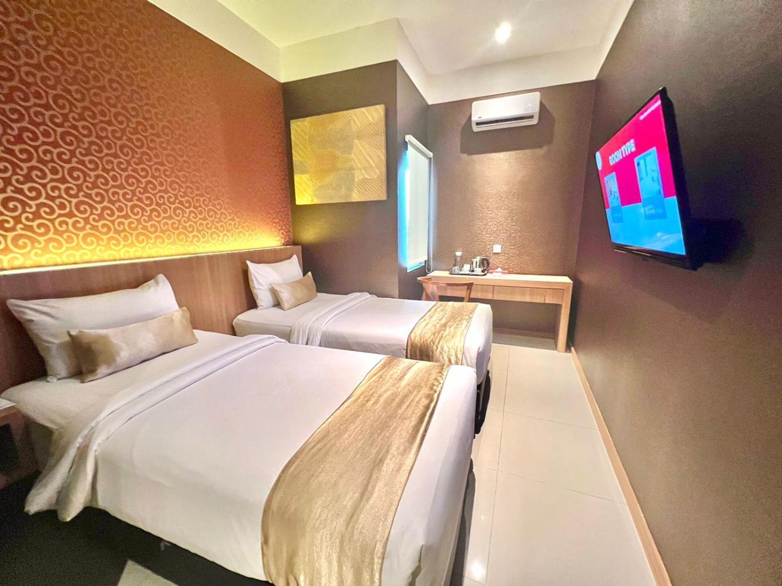Deli Hotel Medan Exterior photo