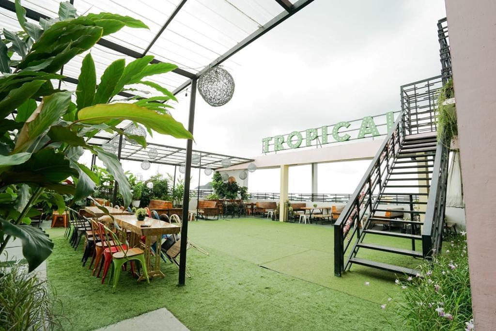Deli Hotel Medan Exterior photo